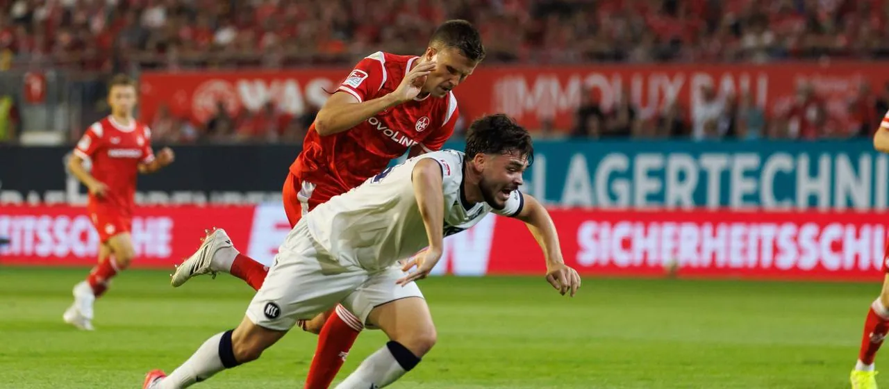 Karlsruhes Lilian Egloff im Zweikampf mit Kaiserslauterns Fabian Kunze