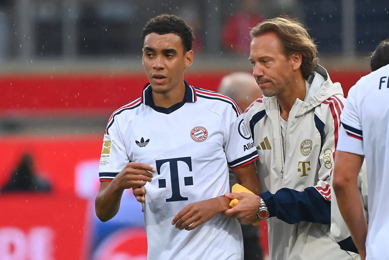 Jamal Musiala: Er brach in gleich zwei Testspielen auf dem Spielfeld zusammen.
